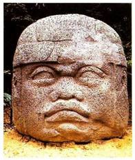 La Venta aztarnategiko buru erraldoi olmeka, basaltozkoa. Villahermosa (Mexiko).<br><br>